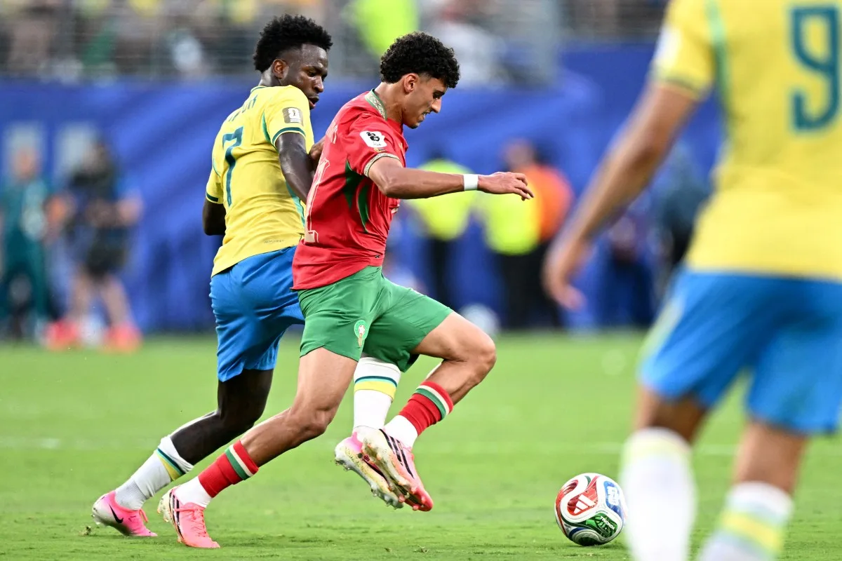 Brazil's forward #07 Vinicius Junior and Morocco's forward #21 Ayoube Amaimouni fight for the ball during the 2026 World Cup Group C football match between Brazil and Morocco at the New York/New Jersey Stadium in East Rutherford on June 13, 2026. (Photo by Jewel SAMAD / AFP)