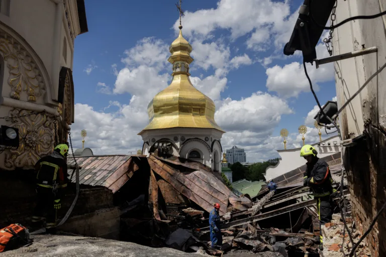 Rússia realiza ataque em Kiev e patrimônio da Unesco pega fogo; Moscou culpa míssil dos EUA