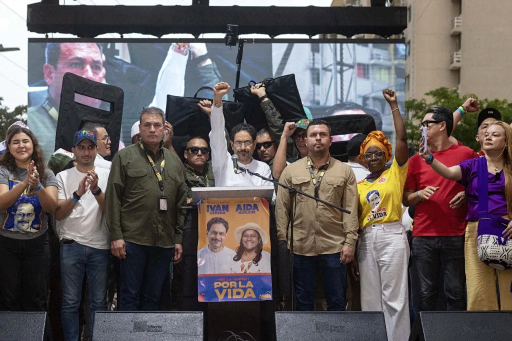 Iván Cepeda participa do ato de encerramento da campanha eleitoral em Soledad, na região metropolitana de Barranquilla, na Colômbia, neste domingo (14)