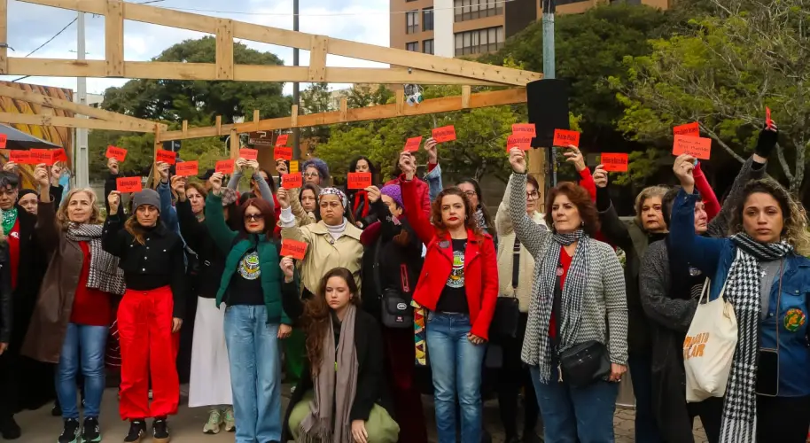 O momento mais marcante da mobilização ocorreu quando 47 mulheres que estavam no local foram convidadas para representar as vítimas de feminicídio registradas no estado em 2026. Uma a uma, elas receberam cartões vermelhos contendo o nome e a idade das mulheres assassinadas Foto: Stefanie Geruntho/SG7