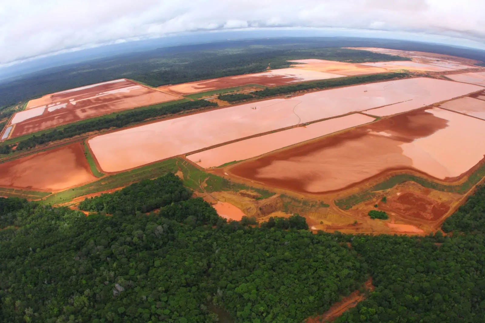 Bacias de retenção e barragens da empresa MRN em Oriximiná (PA)
