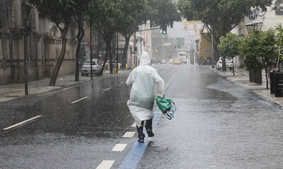 Temporal atinge o Rio de Janeiro e trabalhadores deixam a região central da cidade, que tem ponto facultativo decretado com previsão de chuvas extremas. Foto: Fernando Frazão/Agência Brasil© Fernando Frazão/Agência Brasil Versão em áudio