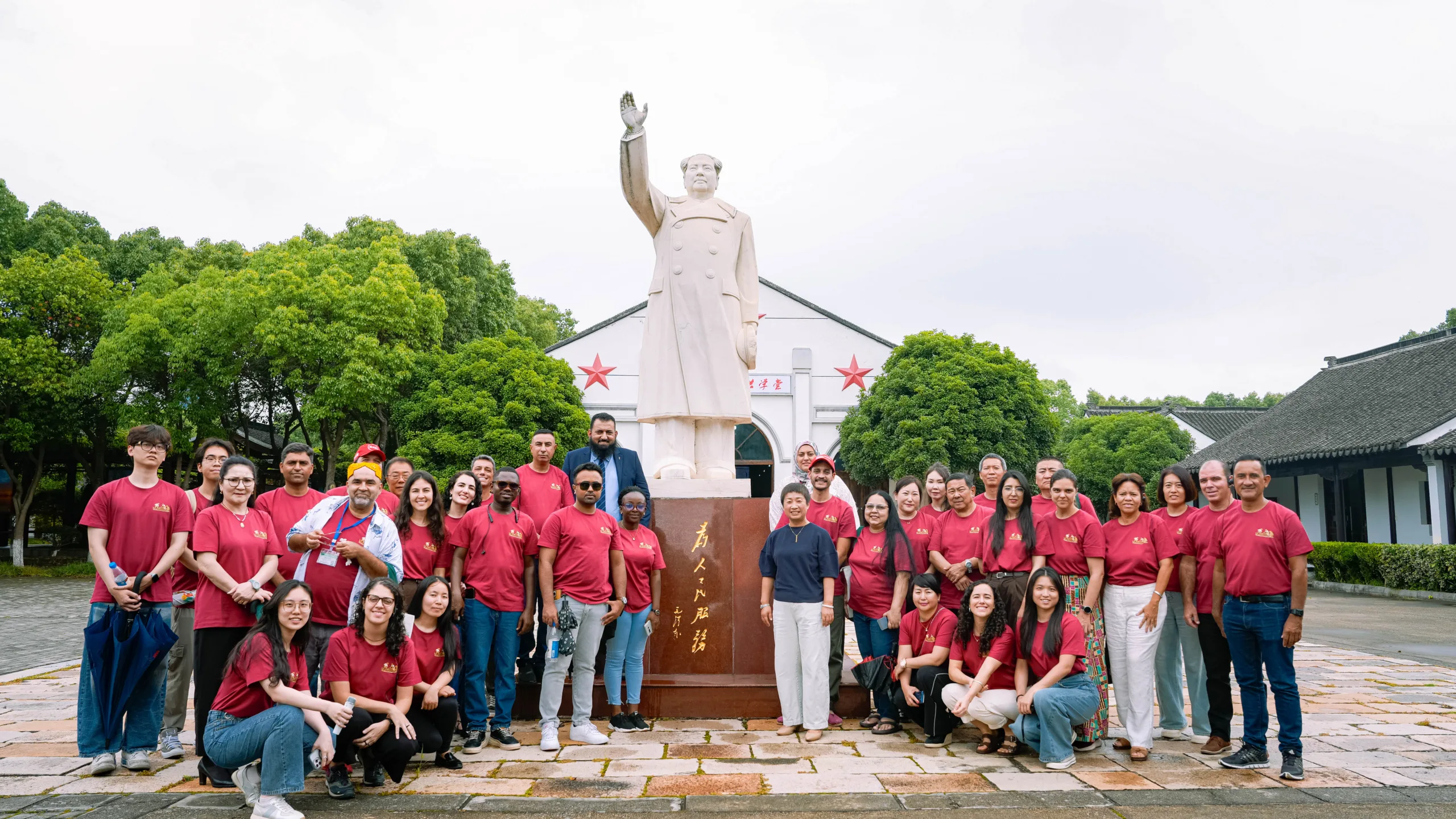 Participantes do Programa Internacional de Treinamento: Gestão Sustentável e Tecnologia de Compostagem Acelerada de Resíduos Orgânicos, organizado pela Universidade de agricultura da China, Baobab e VOTO Biotech, na Escola de Revitalização Rural de Suzhou, província de Jiangsu. 15 de junho de 2026