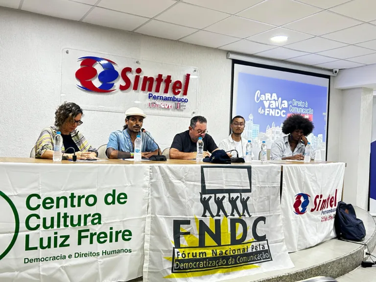 Big techs e desinformação ameaçam eleições, alertam coletivos em fórum de comunicação no Recife