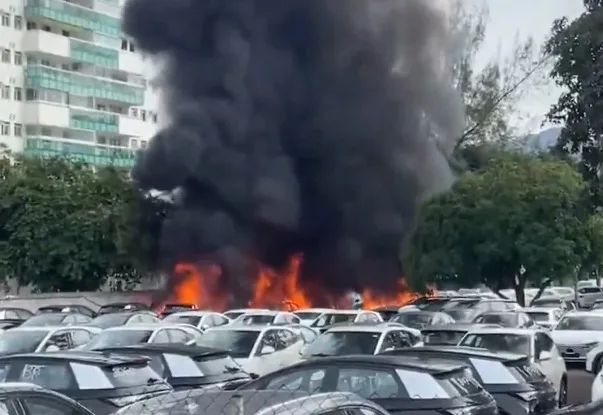 Helicópteros caíram no estacionamento de uma concessionária de carros elétricos, provocando um incêndio