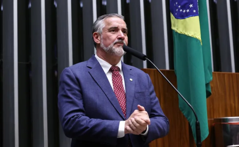 Paulo Pimenta acusa Flávio Bolsonaro de articular sanções dos EUA e critica ameaça ao PIX