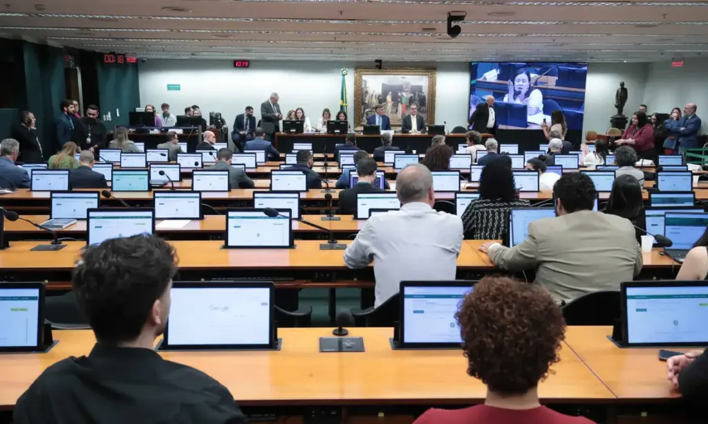 CCJ da Câmara dos Deputados aprova redução da maioridade penal de 18 para 16 anos