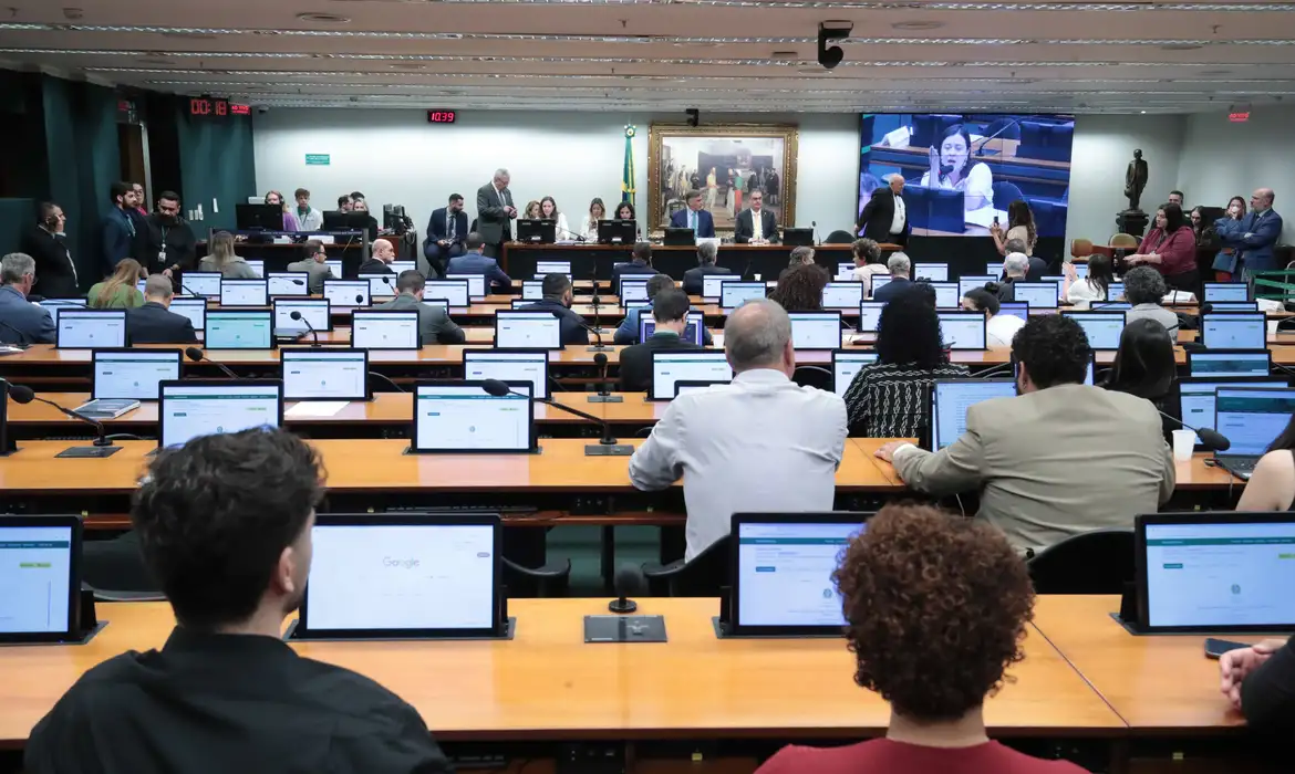 CCJ da Câmara dos Deputados aprova redução da maioridade penal de 18 para 16 anos