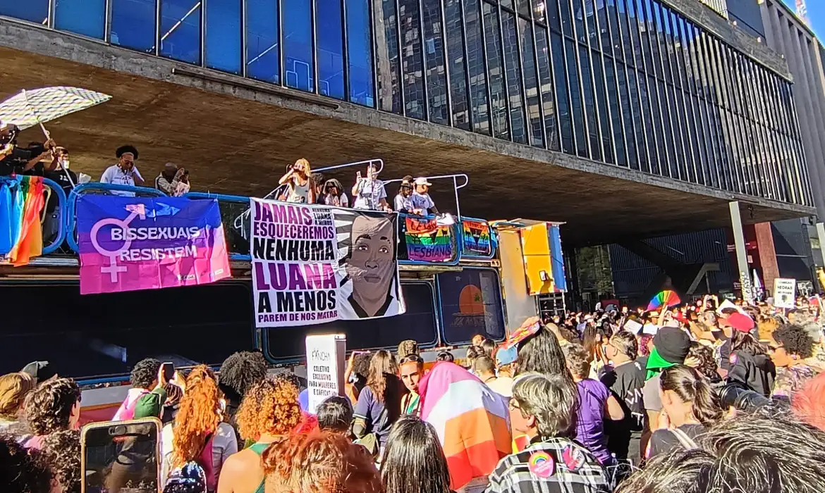 Mulheres lésbicas e bissexuais protestam em frente ao Masp, na Avenida Paulista