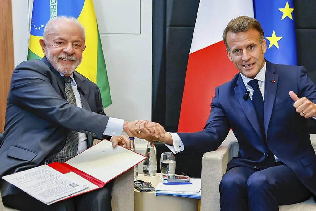 Lula e Macron durante reunião prévia à cúpula do G7