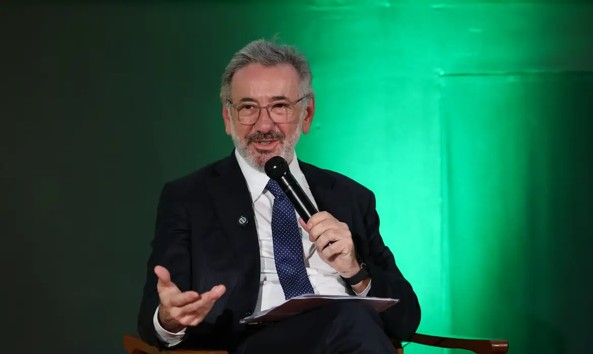 O ministro do Estado do Desenvolvimento, Indústria, Comércio e Serviços, Márcio Elias Rosa, lança o Programa da Nova Indústria do Audiovisual Brasileiro, em parceria com a Federação da Indústria e Comércio Audiovisual - FICA, no Cinesystem Belas Artes. Foto: Rovena Rosa/Agência Brasil© Rovena Rosa/Agência Brasil