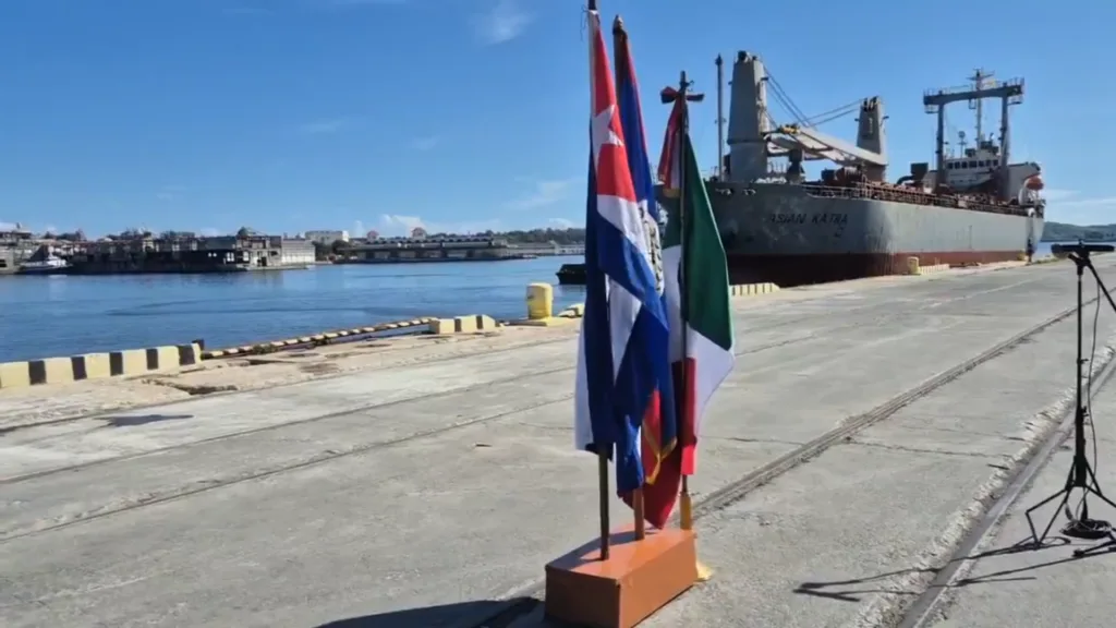 Navio de doações em Havana
