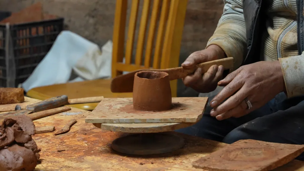 Gerong Nongbu cria uma xícara de cerâmica preta de Nixi, na vila rural de Tangdui, Shangri-la, província de Yunnan. 22 de abril de 2026