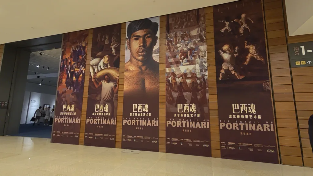 Cartazes da exposição "O Brasil de Portinari" no Museu Nacional da China. 10 de junho de 2026