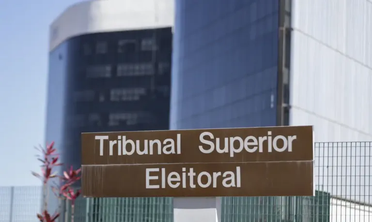 TSE julga liminar que suspendeu pesquisa desfavorável a Flávio Bolsonaro