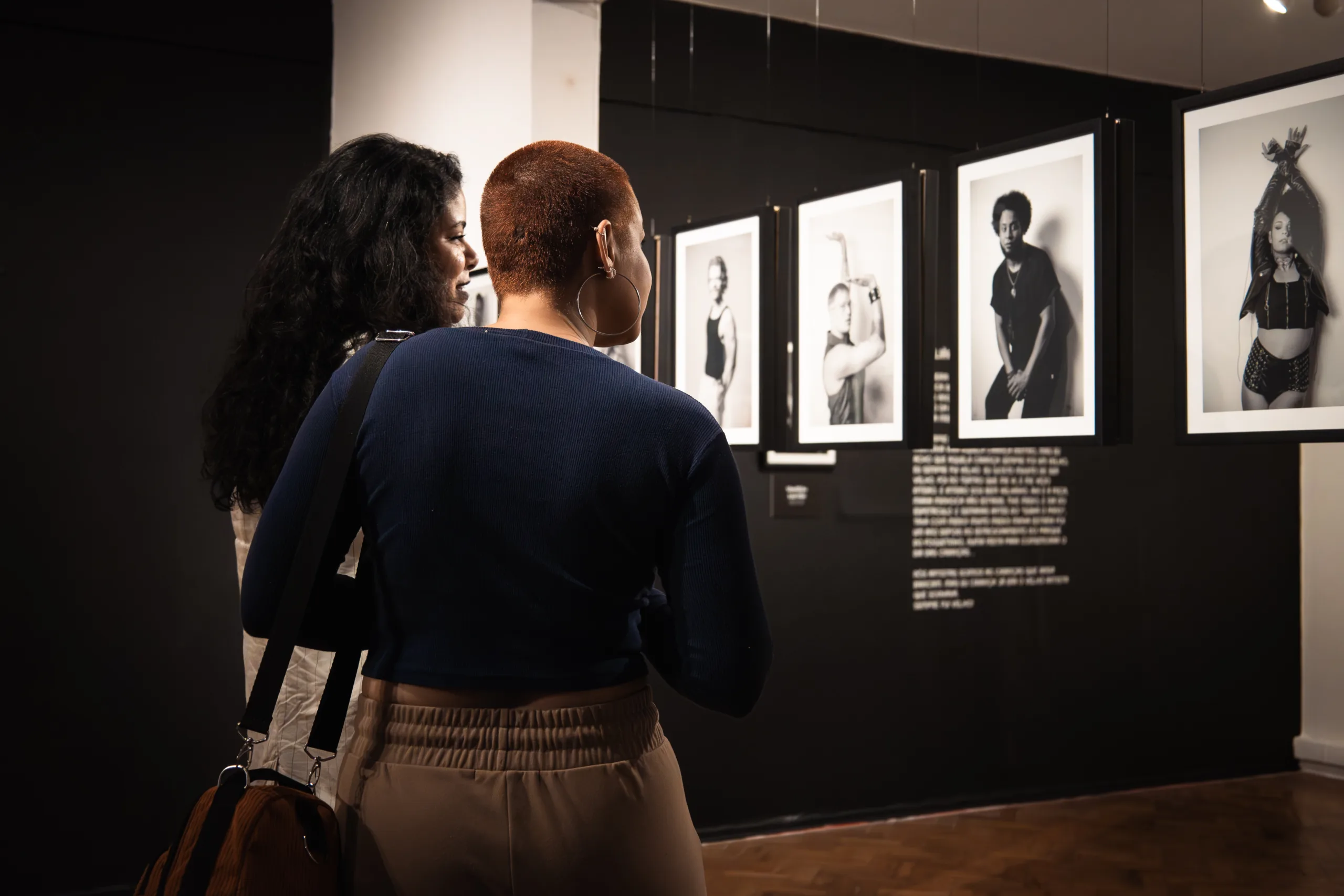 Obras e retratos ocupam a CAL em homenagem a nomes da cena artística candanga.