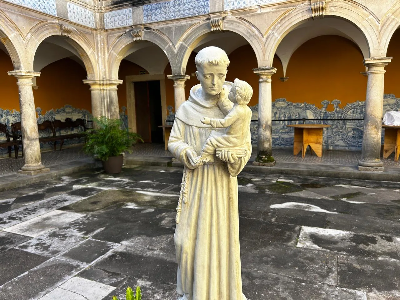 Santo Antônio é copadroeiro do Recife, onde possui um bairro e um convento com seu nome