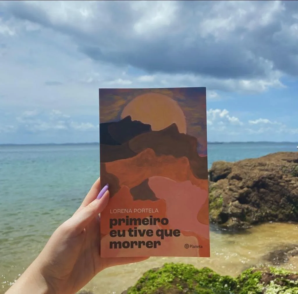 Foto do livro com o mar de fundo