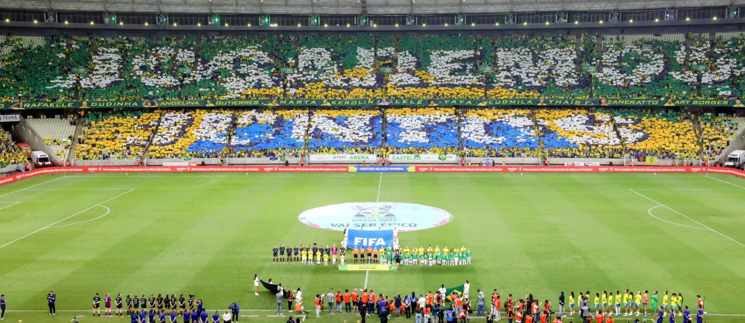 Durante o primeiro tempo a partida foi muito disputada e as seleções saíram de campo empatadas.