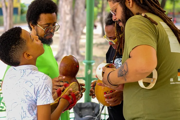 A Escola Bongarbit, no Quilombo Xamá, Olinda (PE), oferece curso que une tecnologia e elaboração de instrumentos musicais