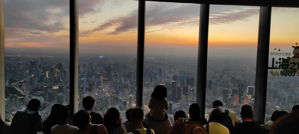 Turistas olham cidade de Xangai de um dos pontos mais altos da Torre de Xangai, em 30 de maio de 2026