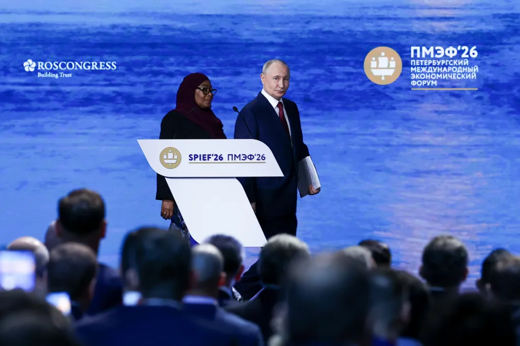 Presidente russo, Vladimir Putin, participa da sessão plenária do Fórum Econômico Internacional de São Petersburgo, em 5 de junho de 2026