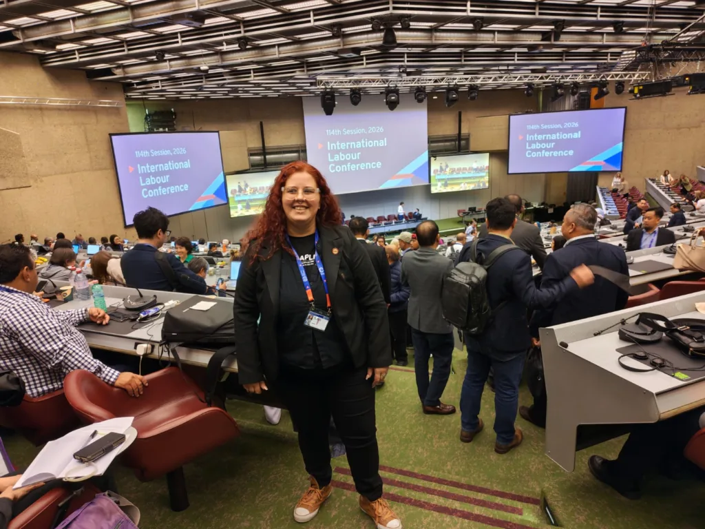 Ao participar pela segunda vez da conferência, Carina Trindade insere no debate internacional questões urgentes que atravessam continentes: remuneração justa, reconhecimento de vínculo de trabalho, proteção social e transparência nas plataformas