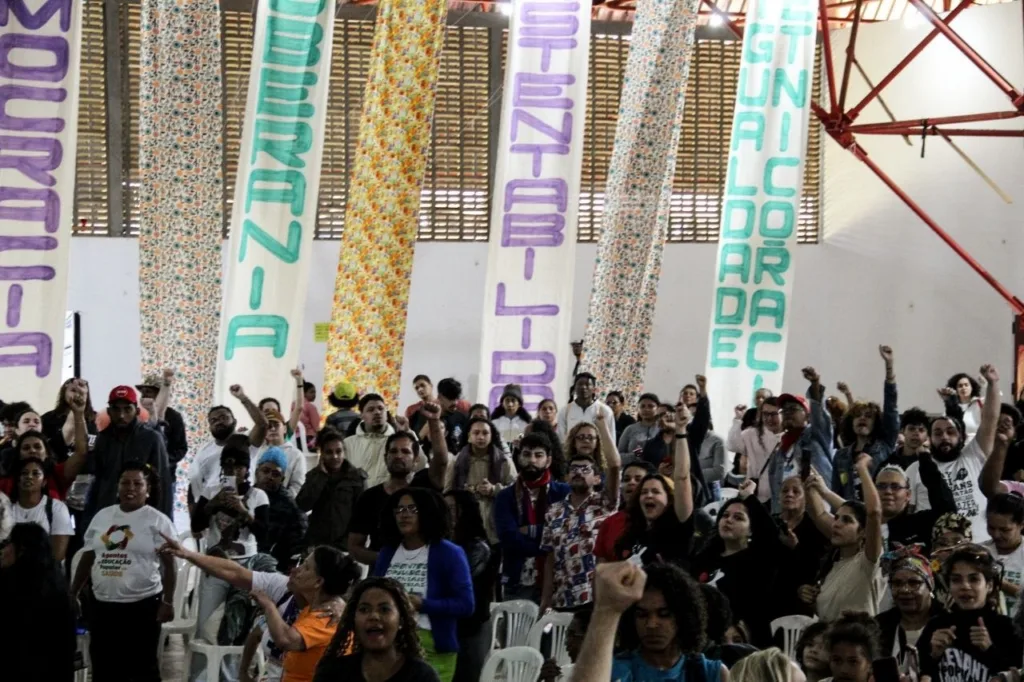 Participantes de diferentes regiões do país lotam plenária durante atividade realizada na Granja do Torto, no Distrito Federal.