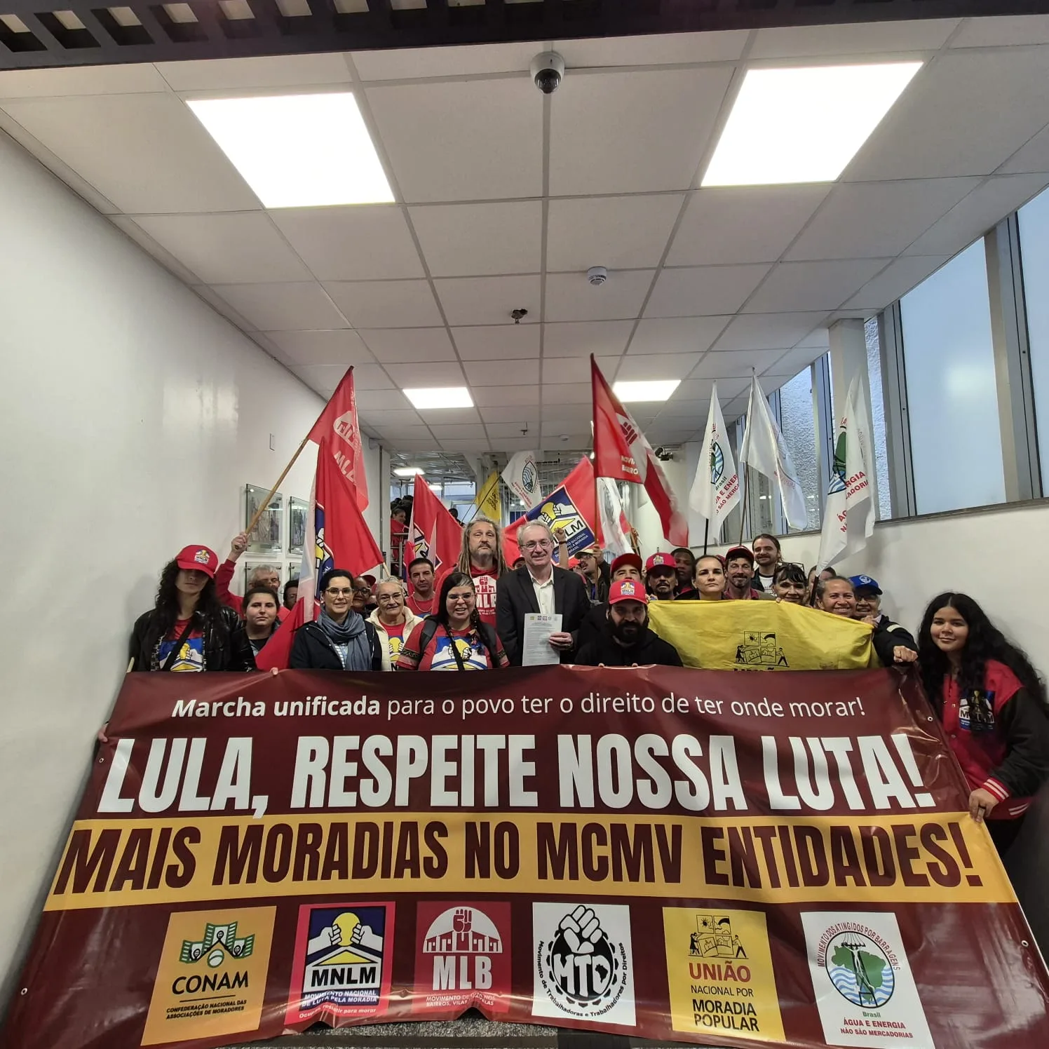 Mobilização aconteceu em frente à agência da Caixa Econômica Federal da Praça da Alfândega, no centro de Porto Alegre