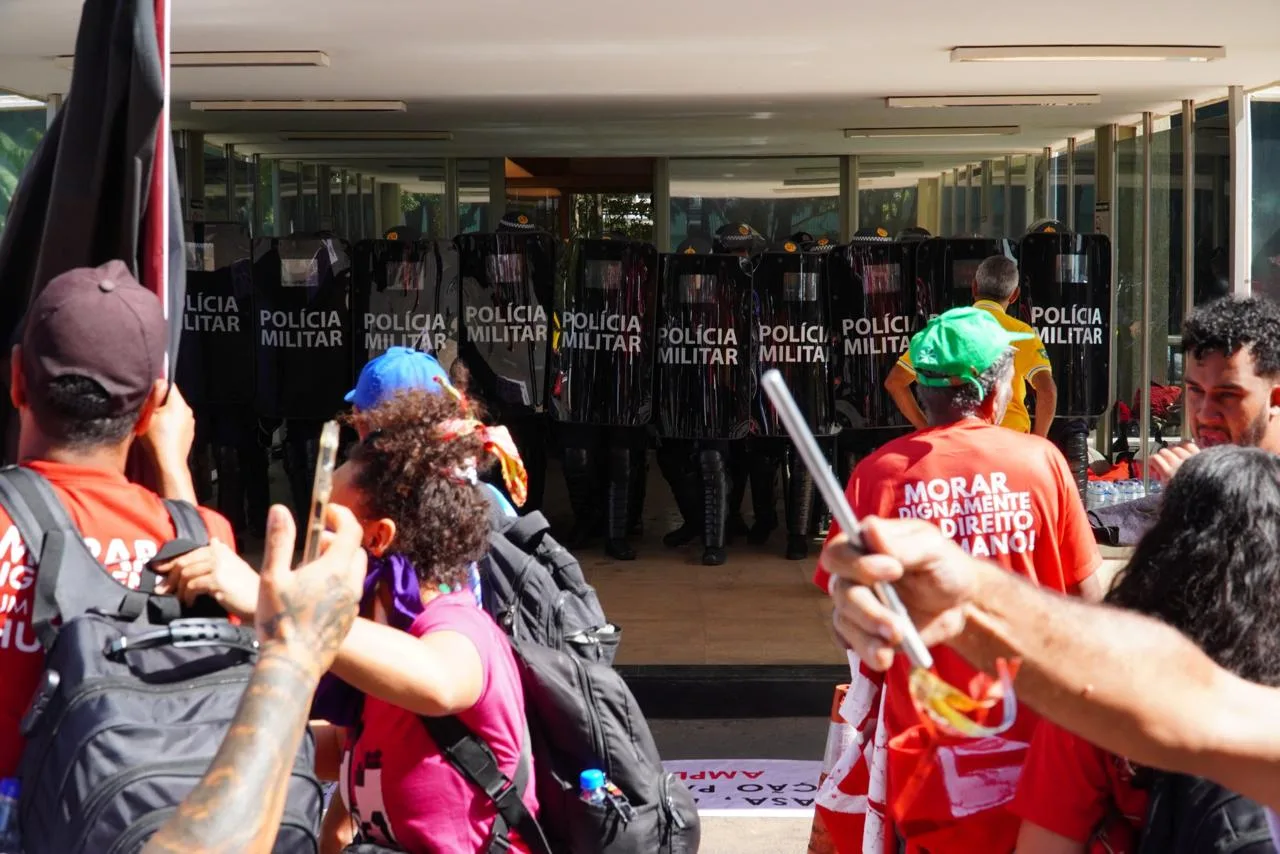 Policiais tentam retirar manifestantes durante ocupação no Ministério das Cidades, em Brasília.