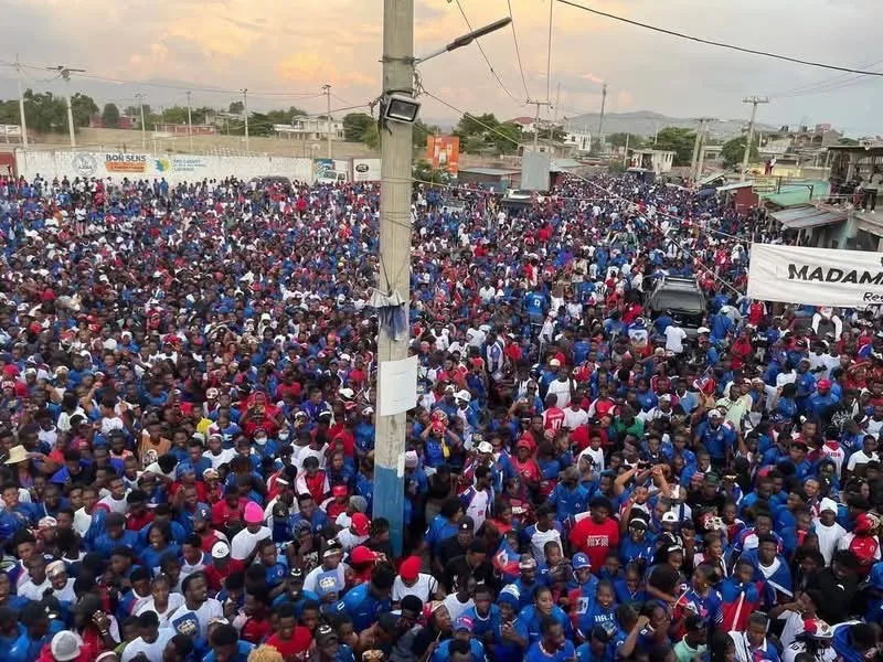 Vestida de azul e vermlho, toricda haitiana celebra retorno da seleção ao mundial