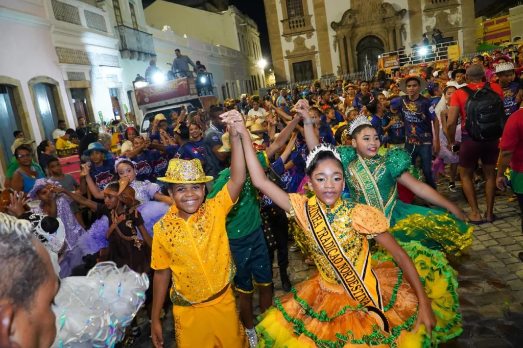 Quadrilha junina de crianças no Recife (PE)