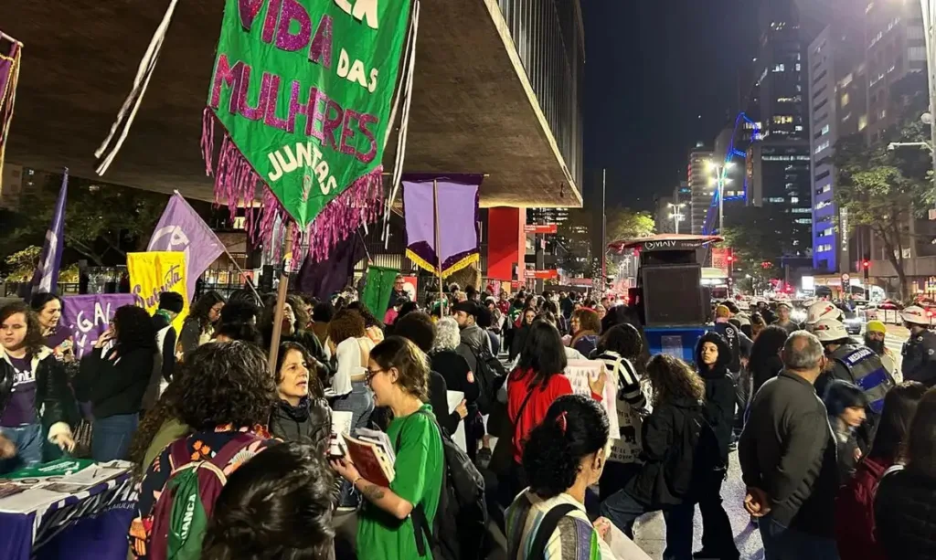 Manifestação de mulheres em defesa do aborto legal
