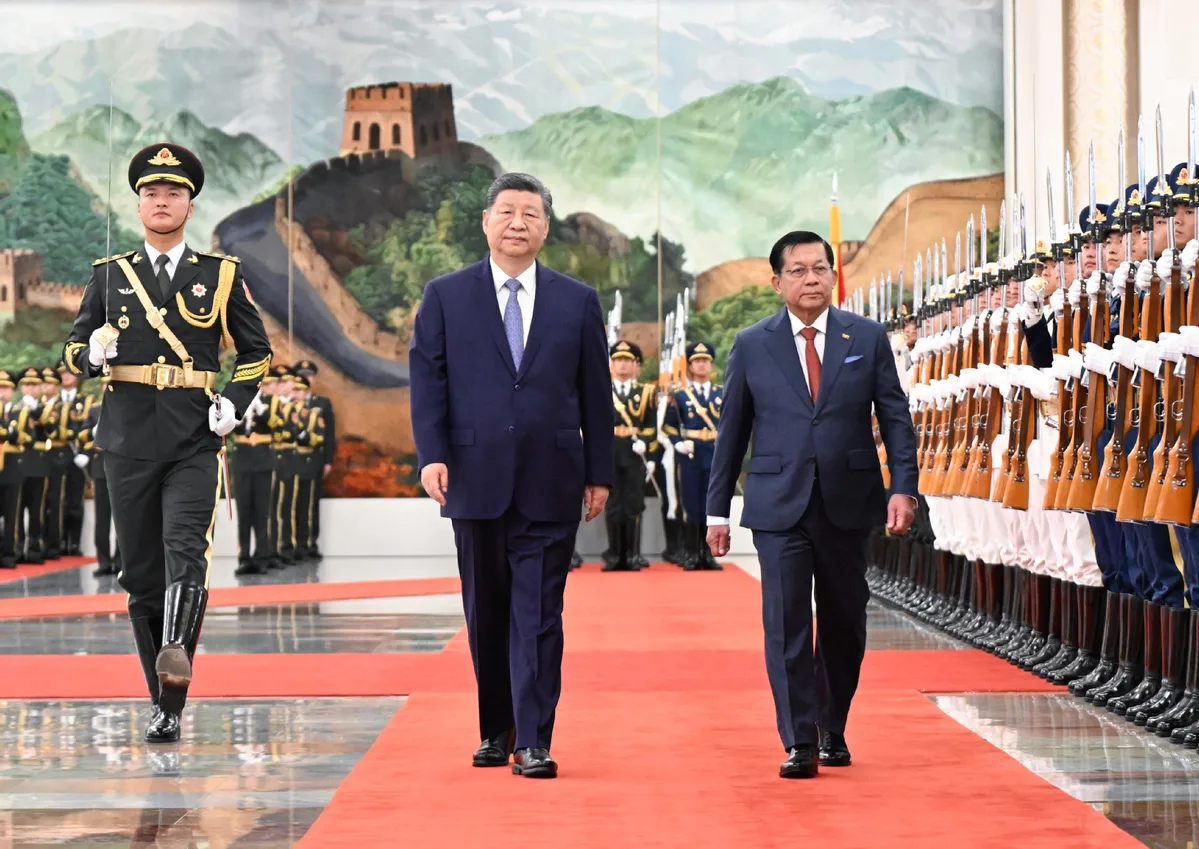 `O presidente chinês Xi Jinping realiza cerimônia de boas-vindas ao presidente de Myanmar, Min Aung Hlaing, no Salão Norte do Grande Palácio do Povo, antes de suas conversas em Pequim