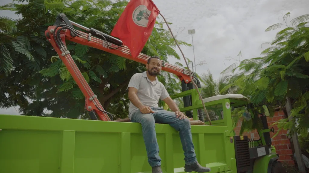 Cena de Máquinas Chinesas, Terras Camponesas, documentário do Brasil de Fato indicado ao Prêmio Gabo 2026 na categoria Imagem.