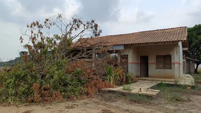 Escola abandonada, na zona rural de Mojuí dos Campos Escola abandonada, na zona rural de Mojuí dos Campos