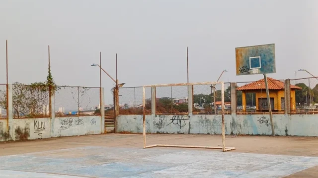 Quadra de basquete abandonada, na área onde existiu a praia Quadra de basquete abandonada, na área onde existiu a praia
